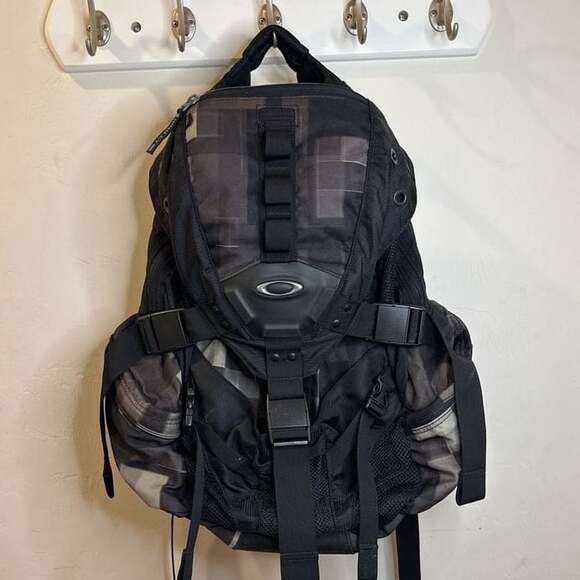 Oakley Icon 3.0 Tactical Backpack, Black - Picture 1 of 8